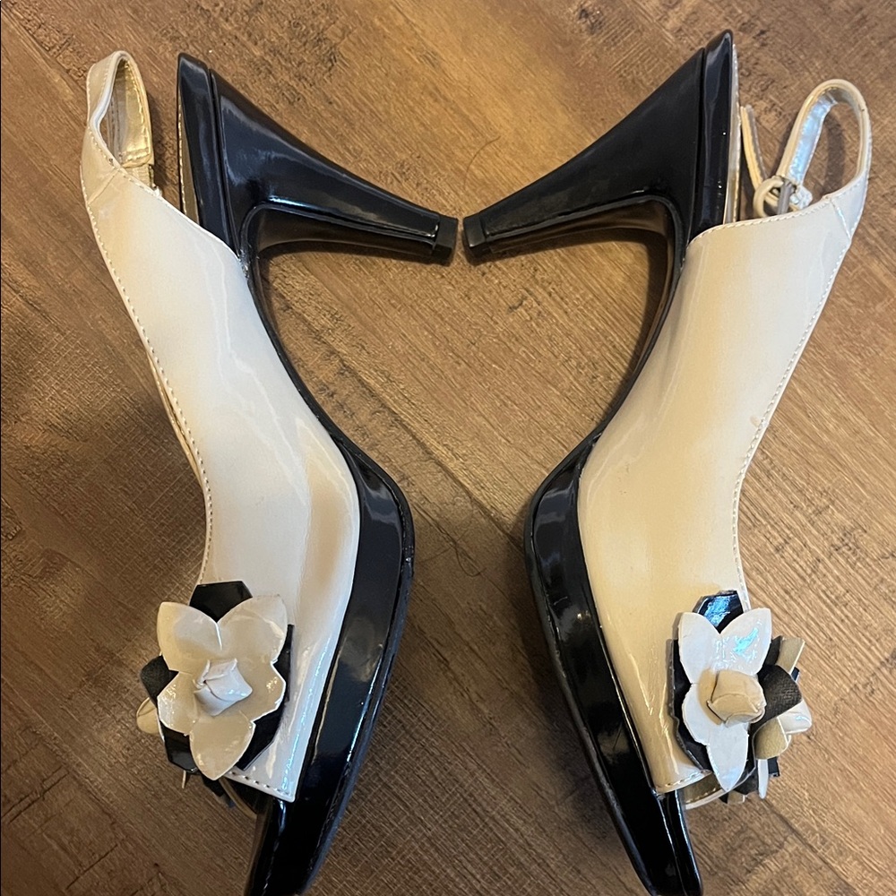 Bandolino Beige and Black Floral Heels - Picture 5 of 12